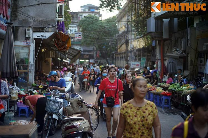 4. Họp dọc ngõ Thanh Hà và phố Nguyễn Thiện Thuật, đoạn từ đầu phố Cầu Đông đến phố Hàng Chiếu, chợ Thanh Hà là một khu chợ tạm phát sinh từ chợ Đồng Xuân.