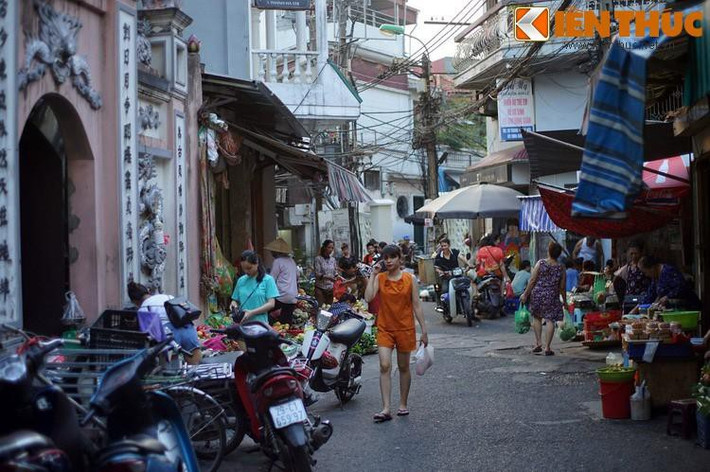 Sắc màu dân dã của các quầy hàng kết hợp với không gian chật chội đặc trưng của ngõ hẻm phố cổ đem lại cho chợ Thanh Hà một sự hấp dẫn khó cưỡng. Ngày nay, chợ là một điểm tham quan lý thú dành cho du khách ở phố cổ Hà Nội.