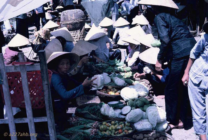 Các quầy bán rau ở chợ Phan Thiết.