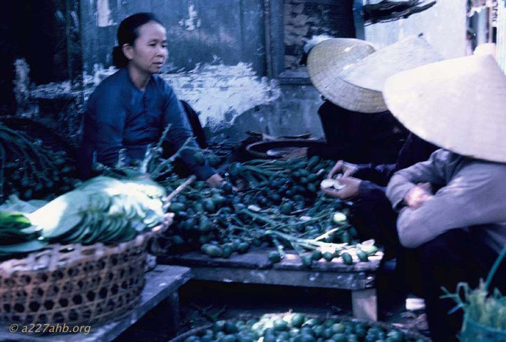 Cửa hàng trầu cau. Người chụp ảnh đã bối rối vì không biết đây là thứ quả gì.