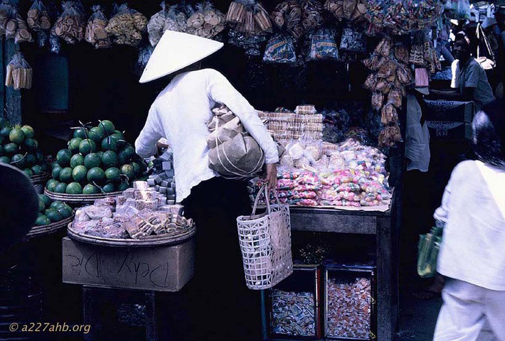 Cửa hàng bánh kẹo ở chợ.