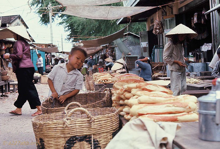 Em bé bên quầy bánh mì.