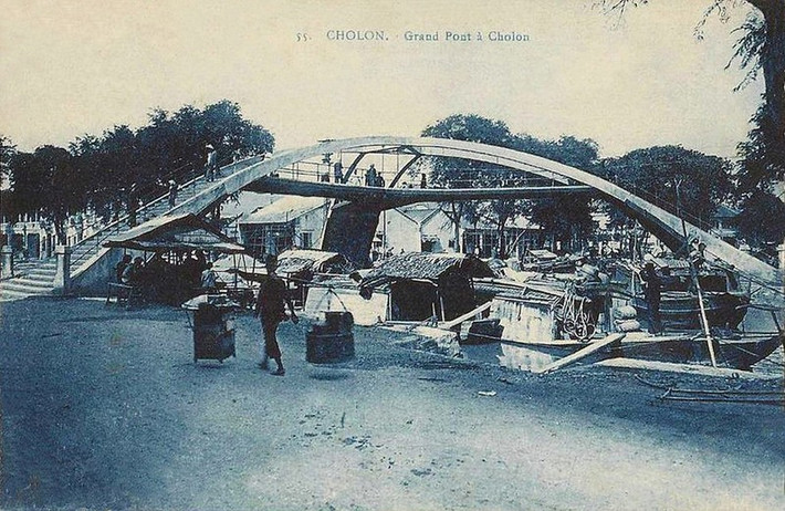 Cầu Ba Cẳng là cây cầu dành cho người đi bộ bắc qua ngã ba kênh rạch ở Chợ Lớn, được xây đầu thế kỷ 20. Ba chân của cầu nằm ở ba bến Bãi Sậy, Nguyễn Văn Thành và Vạn Tượng. Cầu đã bị sập năm 1990.
