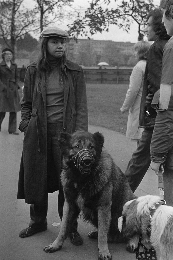 Cô gái và chú chó, Leningrad năm 1981.
