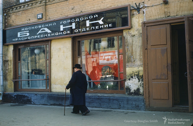 Tượng bán thân của nhà cách mạng Lenin được bày sau cửa kính của chi nhánh ngân hàng thành phố Moscow.