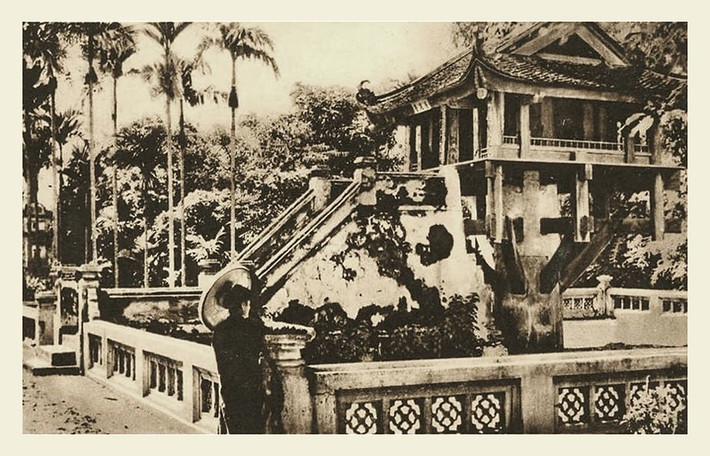 Chùa Một Cột khoảng đầu thế kỷ 20. Theo các nhà nghiên cứu, lối kiến trúc một cột đã có từ trước khi chùa Một Cột được xây dựng, là một nét đặc sắc của kiến trúc cổ truyền Việt Nam.