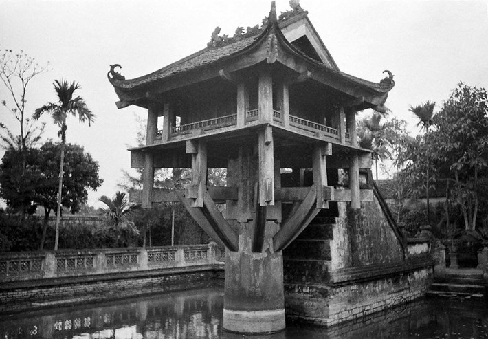 Chùa Một Cột năm 1938. Năm 1954, quân đội Viễn chinh Pháp trước khi rút khỏi Hà Nội đã cho đặt mìn để phá chùa Một Cột. Báo Tia Sáng thời đó đưa tin "...chùa Một Cột di tích liệt hạng của Hà Thành đã sụp đổ sau một tiếng nổ long trời lở đất...". Ảnh: AP Photo/James Mills.