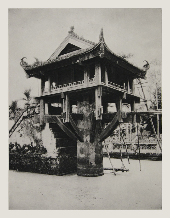 Chùa Một Cột khoảng năm 1945. Sau khi tiếp quản thủ đô, Bộ Văn hóa Việt Nam Dân chủ Cộng hòa đã tiến hành trùng tu lớn chùa Một Cột, xây dựng lại chùa theo kiến trúc cũ.