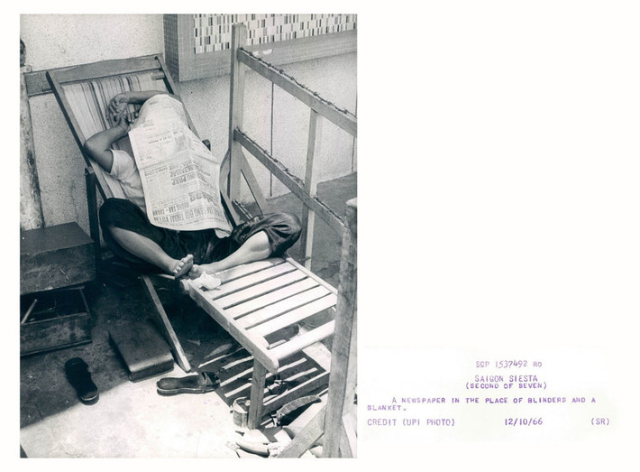 Một kiểu ngủ không "đụng hàng" trên đường phố, Sài Gòn năm 1966.