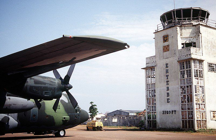 Để thực hiện chiến dịch Entebbe, các lực lượng Israel hạ cánh bằng vận tải cơ C-130 tại sân bay Entebbe dưới vỏ bọc là một phi cơ lãnh đạo Uganda mứi về nước. Một chiếc xe Mercedes và mộ số chiếc Land Rover rời khỏi khoang hàng của máy bay như thể đây là một đoàn hộ tống.