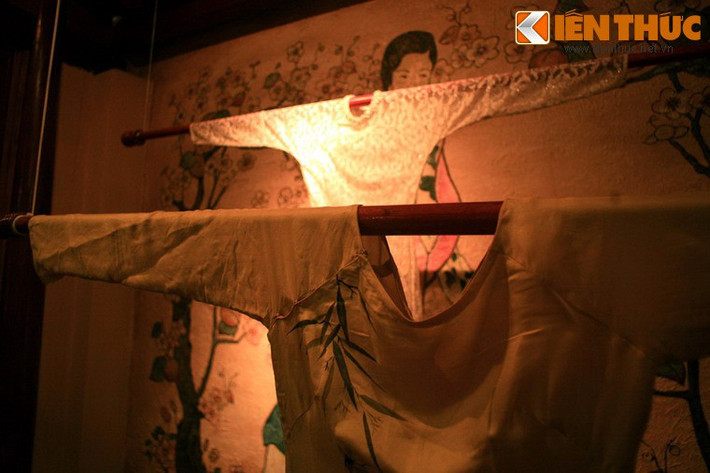 Thập niên 1960, trước sự du nhập của chất liệu nylon, bà Trần Lệ Xuân đã để lại dấu ấn với chiếc áo dài nylon bóng bẩy, cổ khoét sâu táo bạo với cổ áo dài rộng, cổ tròn, cổ vuông, cổ trái tim... Ảnh: Áo dài hở cổ phong cách Trần Lệ Xuân, người phụ nữ quyền lực nhất Sài Gòn thời đó.