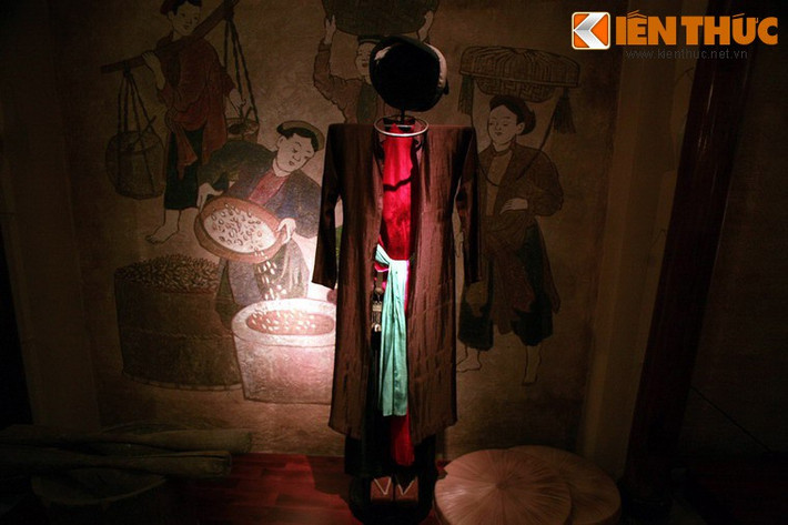 Xưa nay, ai cũng biết, áo dài là một biểu tượng văn hóa của người Việt. Trang phục này có nguồn gốc từ các loại áo truyền thống phổ biến trong thế kỷ 17-19, là áo giao lĩnh, áo tứ thân và áo ngũ thân. Ảnh: Áo dài tứ thân là trang phục của phụ nữ Việt từ thế kỷ 17. (Ảnh trong bài chụp tại Bảo tàng Áo dài, TP HCM).