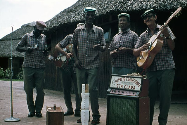 Ban nhạc mang tên "Septeto Tradicional de Santa Clara" biểu diễn trên đường phố.