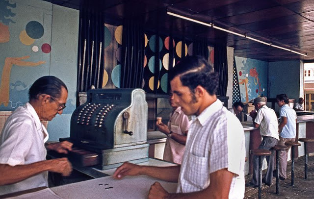 Quầy tính tiền với cái máy tính tiền cỗ lỗ tại một quán bar ở thủ đô Havana năm 1976.