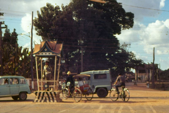 Khung cảnh tại một ngã tư ở thủ đô Viêng Chăn, Lào thập niên 1960.
