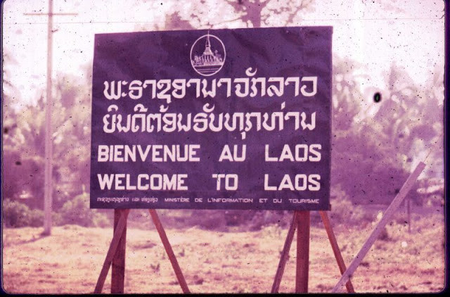 Tấm bảng thông báo "Chào mừng bạn đến Lào" bằng ba thứ tiếng Anh - Pháp - Lào ở thủ đô Viêng Chăn.