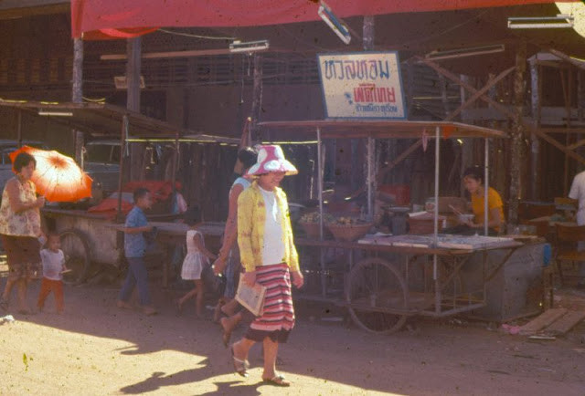 Một số quầy hàng ở chợ.