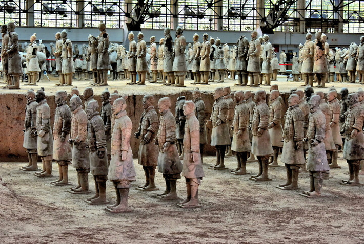 Tần Thủy Hoàng cùng đẩy mạnh các cuộc chinh phạt về phía Bắc và phía Nam. Sau các cuộc chinh phạt này, hàng nghìn người đã được đưa đi định cư ở các vùng đất mới.