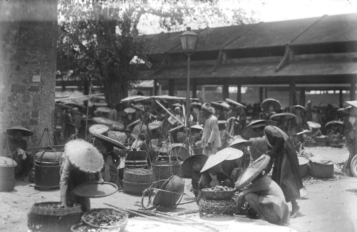 Cảnh họp chợ ở chợ Hà Đông năm 1926.