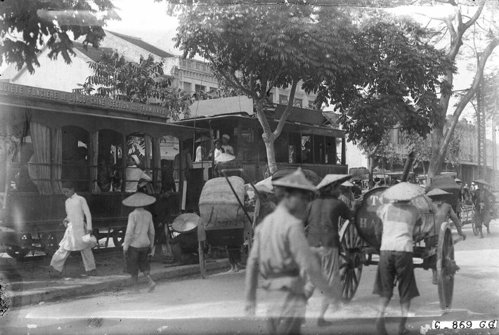 Trạm xe điện trên con đường chính ở thị xã Hà Đông thập niên 1920. Tuyến xe điện Bờ Hồ - Hà Đông dài 11 km, được xây dựng năm 1899.