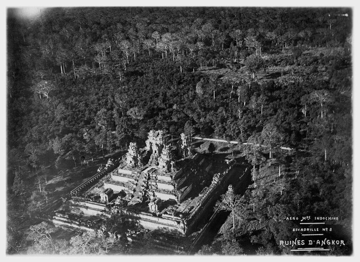 Góc nhìn từ máy bay về một ngôi đền giữa rừng xanh ở phế tích Angkor, Campuchia, xứ Đông Dương thập niên 1930.