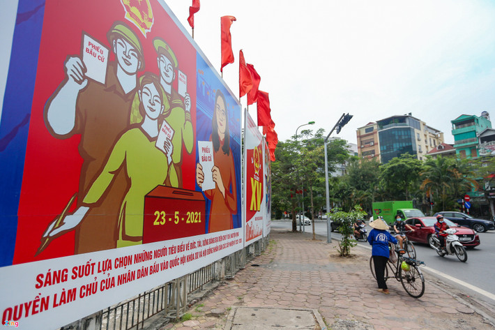 Ngày 23/5, người dân cả nước tham gia cuộc bầu cử đại biểu Quốc hội khóa XV và đại biểu HĐND các cấp, nhiệm kỳ 2021 - 2026. Trước đó, khắp phố phường Hà Nội đã rực rỡ các pano, biểu ngữ, áp phích... tuyên truyền cho ngày hội lớn của đất nước.