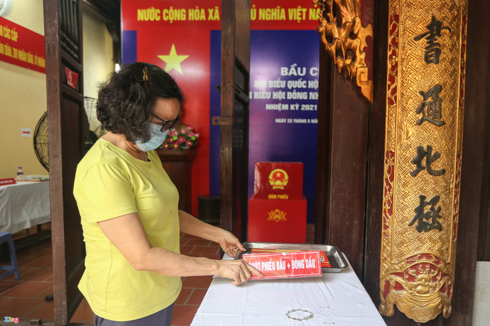 Tại đình Cổ Vũ, điểm khu vực bỏ phiếu số 1 (phường Hàng Gai, quận Hoàn Kiếm), công tác chuẩn bị cho ngày hội toàn dân đã gần như hoàn tất. “Chúng tôi kẻ vạch chỗ ngồi xếp hàng của các cử tri cách nhau 2 m, cử tri bỏ phiếu xong đi ra bằng lối sau của đình. Bên trái đình trong ngày mai sẽ quây bạt dành cho các trường hợp có biểu hiện sốt, ho, khó thở sẽ bỏ phiếu ở đó”, tổ trưởng khu vực bỏ phiếu số 1 cho biết.