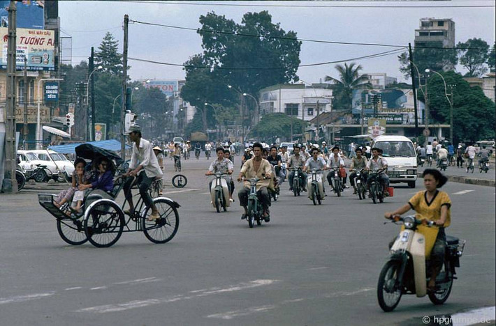 Một nhóm thanh niên chạy Honda "diễu hành" trên đường phố, TP HCM năm 1991.