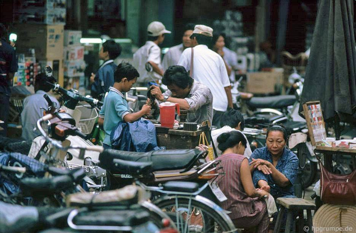 Những chiếc xe máy trên vỉa hè đông đúc, TP HCM năm 1991.
