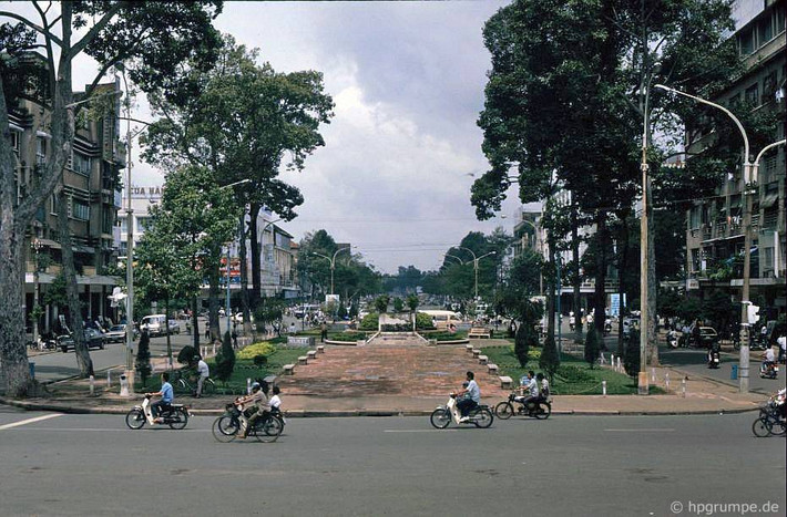 Những chiếc xe máy chạy qua Công trường Lam Sơn, TP HCM năm 1991. Ảnh: Hans-Peter Grumpe / Hpgrumpe.de.