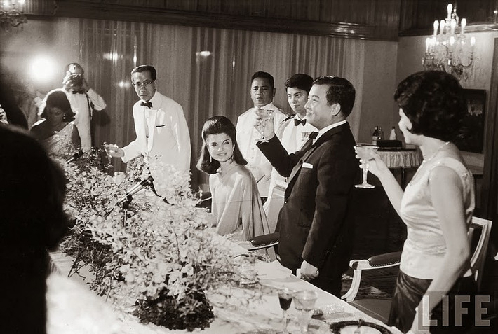Cựu đệ nhất phu nhân Mỹ được Thái tử Norodom Sihanouk và phu nhân đãi tiệc tại cung điện hoàng gia Campuchia.