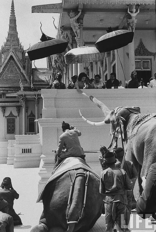 Bà Jackie Kennedy cho voi ăn bên ngoài cung điện hoàng gia Campuchia.