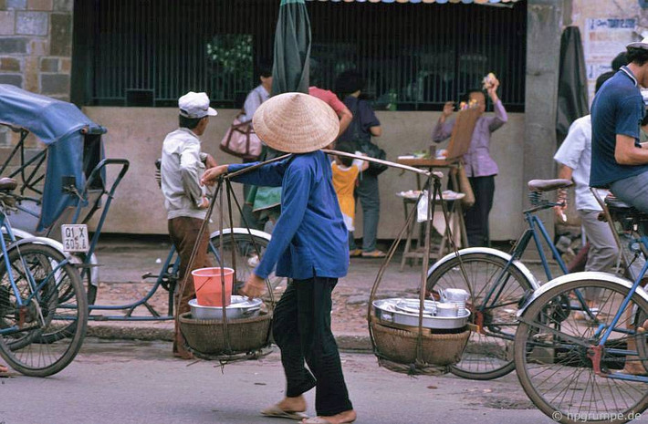Một gánh hàng rong đi qua phố.