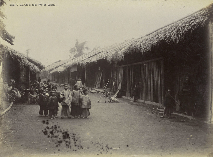 Ngôi làng ở Phố Cũ, nay thuộc xã Yên Than, huyện Tiên Yên, tỉnh Quảng Ninh.