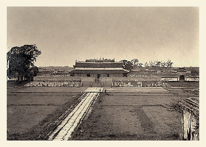 Điện Kính Thiên trong Hoàng thành Hà Nội khoảng năm 1884-1885. Lúc này, thực dân Pháp mới chiếm Hà Nội và dùng điện làm nơi đóng quân.