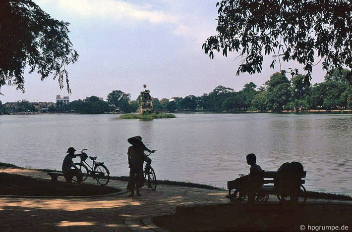 Một số hình ảnh khác về vỉa hè hồ Hoàn Kiếm đầu thập niên 1990.