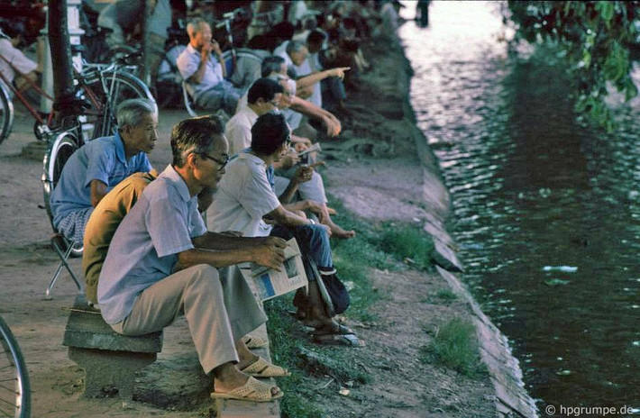 Cận cảnh khu vực sát mép nước, 1992. Rất đông người cao tuổi ngồi đây đọc báo, tán chuyện.