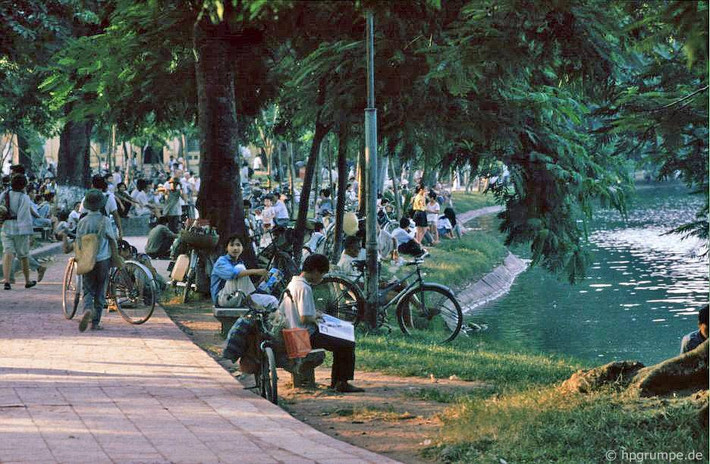 Phần vỉa hè sát mép nước hồ để cỏ mọc tự nhiên, gia cổ bằng kè bê tông. Ảnh chụp năm 1992.