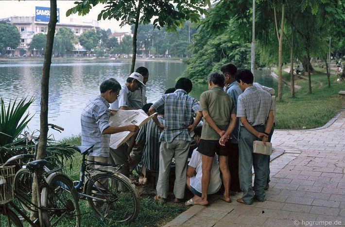 Đám đông tụ tập quanh một bàn cờ tướng vỉa hè, 1991.