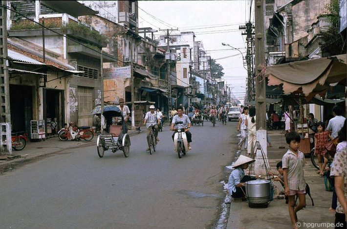 Gánh tàu hủ bên một con đường ở khu Chợ Lớn năm 1991.