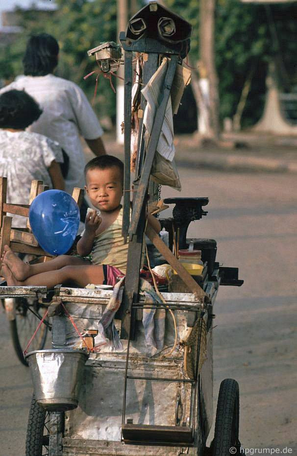 Em bé ngồi trên xe.