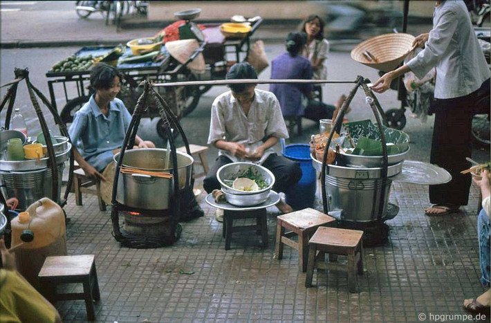 Gánh hủ tiếu trên vỉa hè Sài Gòn năm 1991. Ảnh: Hans-Peter Grumpe / Hpgrumpe.de.