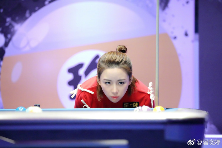 Hiểu Đình cho biết việc tập luyện billiards nhiều năm giúp cô có sự bình tĩnh và suy nghĩ sâu sắc hơn. Người đẹp luôn cho thấy phong cách tươi mới, thanh lịch nhưng có chút trầm lắng khi tham dự mỗi giải đấu.
