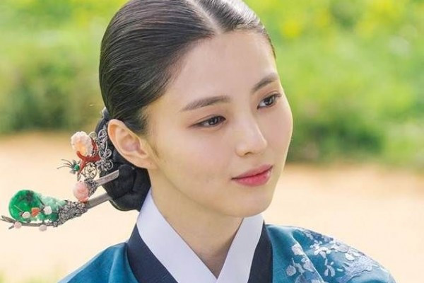 Trước khi thành công với vai mỹ nhân ngoại tình trong "Thế giới hôn nhân", Han So Hee từng để lại ấn tượng sâu đậm với khán giả nhờ nhan sắc long lanh trong phim cổ trang "Lang Quân 100 Ngày", trong đó cô vào vai vợ của D.O. (EXO).