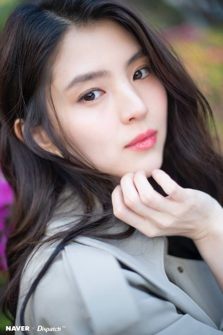 ##s###Cô được đàn chị Kim Hee Ae (vai chính thất trong Thế giới hôn nhân) dành tặng nhiều lời khen ngợi: "Han So Hee đẹp không tì vết với kỹ năng diễn xuất tốt."