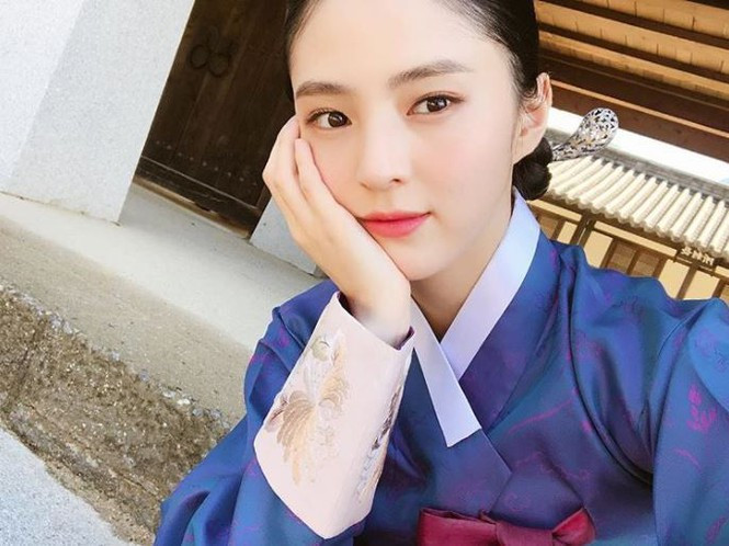 ##s###Làn da sáng mịn không tì vết, gương mặt khả ái với những đường nét thanh tú.