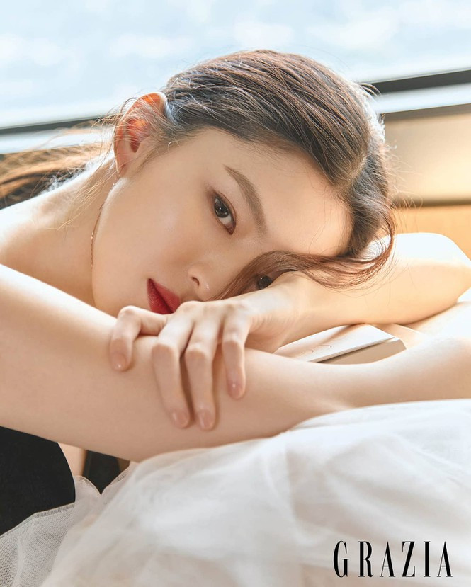 ##s###Trước khi bước vào làng giải trí, người đẹp 9x từng có trải qua nhiều khó khăn, làm việc ở quán bar với lối sống nổi loạn.