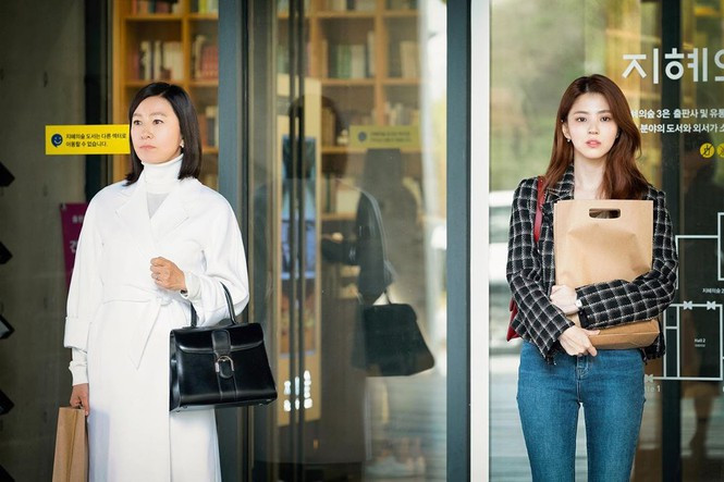 ##s###Mới đây, Han So Hee tiếp tục nổi lên như một hiện tượng nhờ vai diễn "tiểu tam" Yeo Da Kyung chen chân vào cuộc hôn nhân của bà cả Ji Sun Woo (trái) và người chồng phụ bạc Lee Tae Oh trong bộ phim về đề tài ngoại tình đang gây sốt "Thế giới hôn nhân" (The World of The Married).