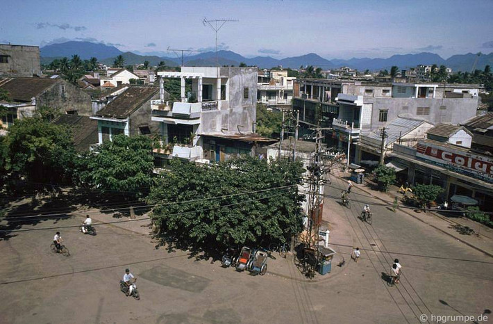 Góc Ông Ích Khiêm – Đỗ Quang nhìn từ trên cao, 1991. Dù mang dáng dấp của một độ thị "tỉnh lẻ" (Đà Nẵng là tỉnh lỵ của tỉnh Quảng Nam - Đà Nẵng cho đến năm 1996), đường phố Đà Nẵng nời điểm này khá sạch sẽ và ngăn nắp, không thấy có rác thải trên đường.