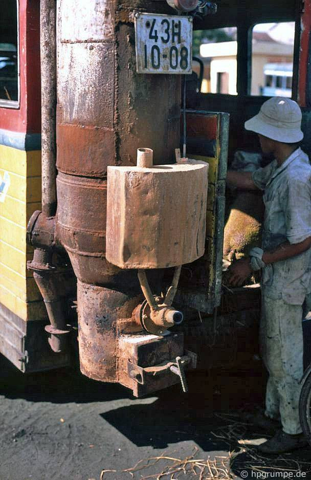 Động cơ đốt bằng củi của một xe khách ở Đà Nẵng năm 1992. Ngày nay loại xe không cần xăng dầu này đã "tuyệt chủng" trên toàn Việt Nam.